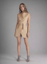 Mini-robe taille haute sans manches à col en V et ceinture
